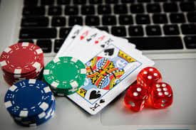 Dealer casino live profesional membagikan kartu di meja permainan dengan fitur streaming langsung